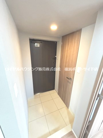 玄関　※同タイプのお部屋になります。