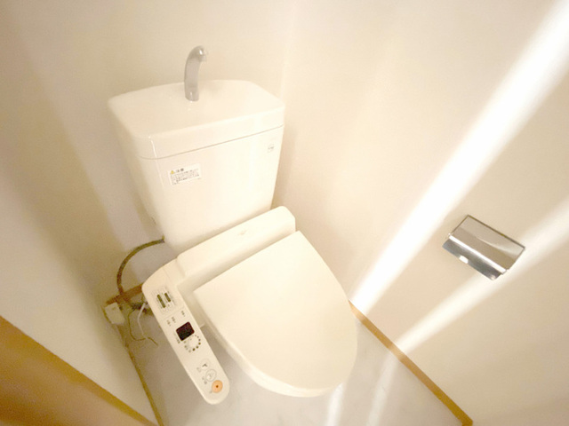 トイレ　温水洗浄便座付きトイレです。