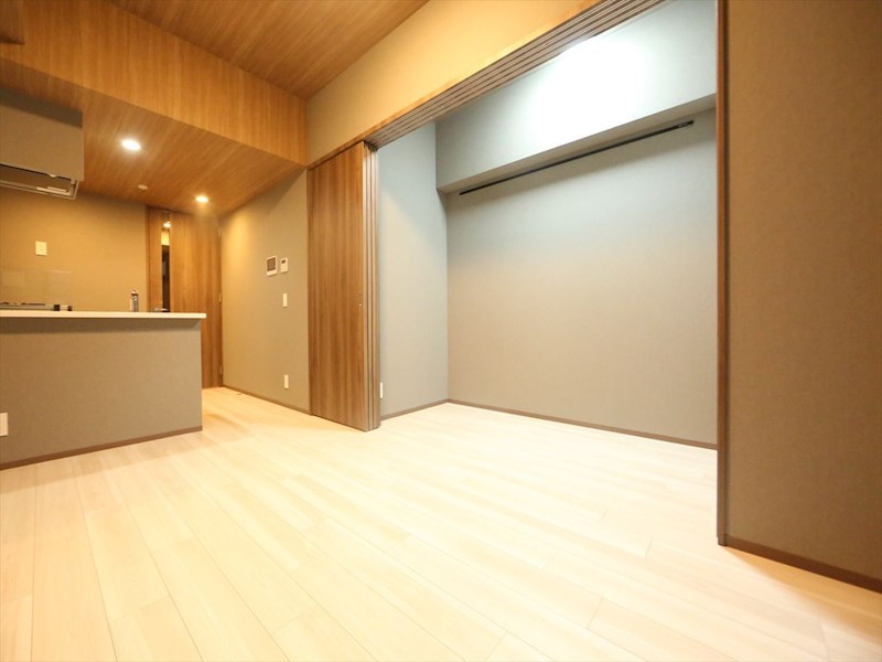 居室・リビング　ＬＤＫ8.2帖　洋室2.5帖　つなげても仕切っても使えます