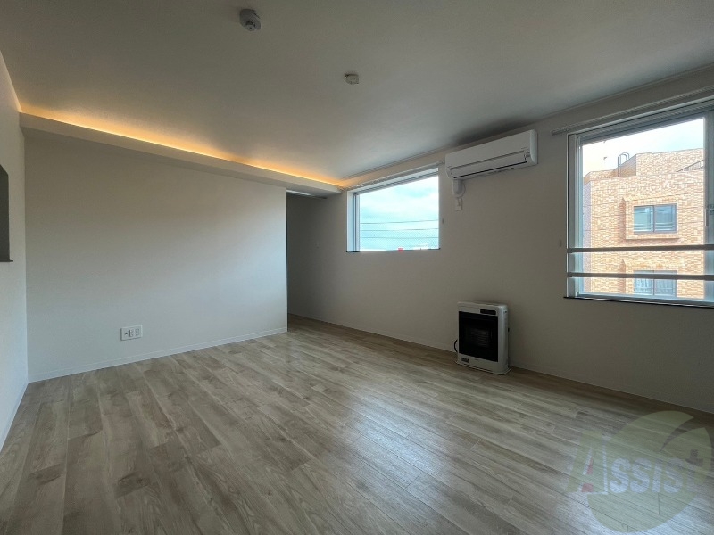 居室・リビング　日当たりが良くて心地よく過ごせそうなお部屋です。