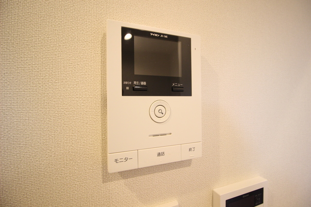 セキュリティ　来訪者の姿を確認できるＴＶモニター付インターホン設置済です！