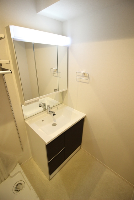 洗面設備　ワイドな鏡を備えた洗面化粧台。収納も豊富です♪