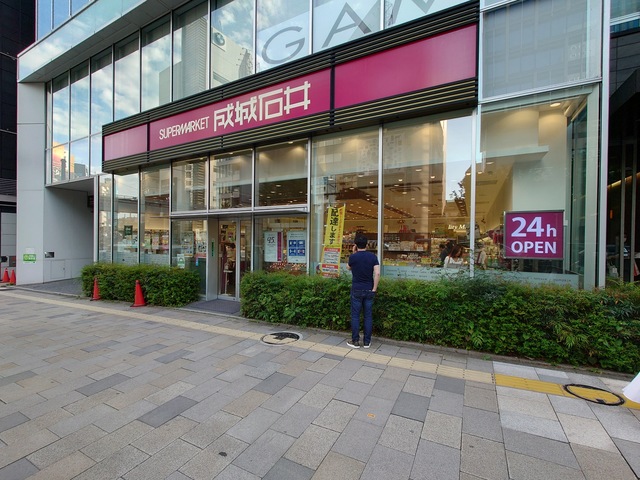 スーパー　成城石井南青山店（スーパー）まで682m