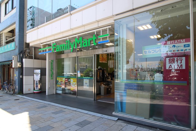 コンビニ　ファミリーマート北青山三丁目店（コンビニ）まで343m