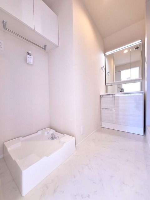 洗面設備　★3面鏡の洗面台★室内洗濯機置き場★