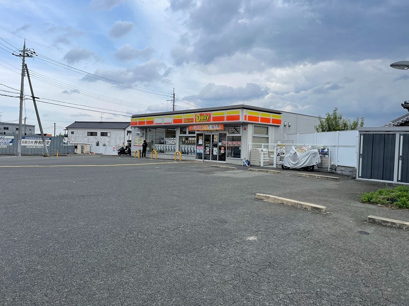 コンビニ　デイリーヤマザキ 美原平尾店（コンビニ）まで657m