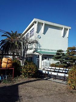 中学校　中部中学校（中学校）まで993m