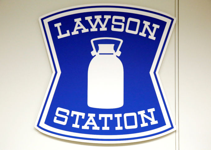 コンビニ　ローソンLAWSON＋toks石川台駅前店（コンビニ）まで500m