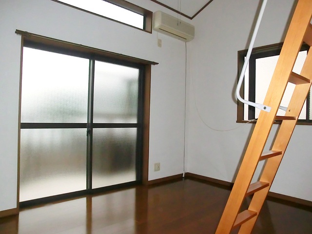 居室・リビング　二面採光で明るいお部屋！出窓がオシャレ♪