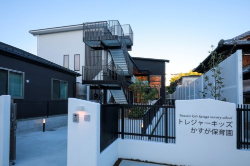 幼稚園・保育園　吹田市認可保育所トレジャーキッズかすが保育園（幼稚園・保育園）まで331m