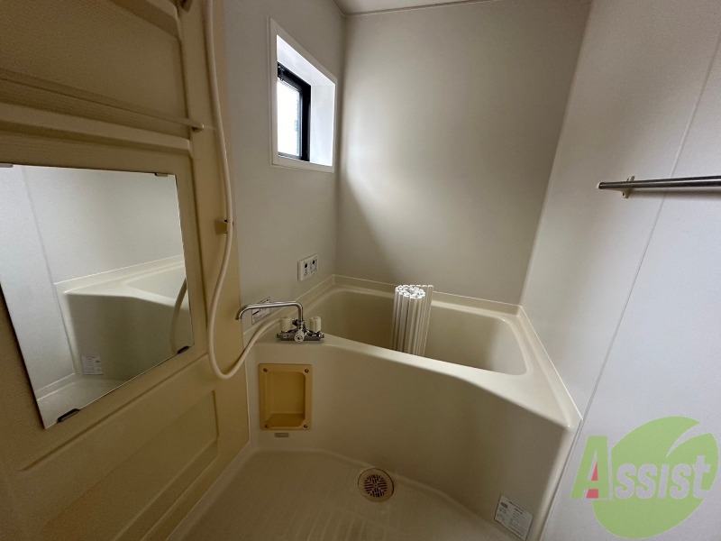 バス・シャワールーム　お風呂は広々としていて、一日の疲れもしっかり取れそう。