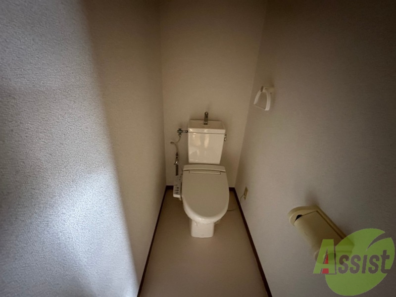 トイレ　内装が白一色で清潔感のあるトイレですね。