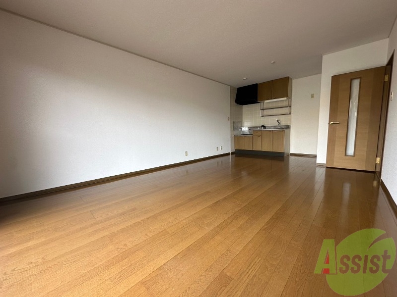 居室・リビング　１３帖の洋室です。寛ぐには十分な広さがありました。