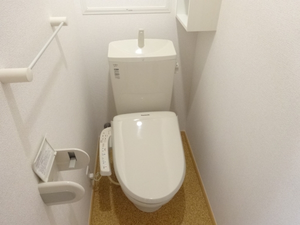 トイレ　温水シャワー付きトイレです