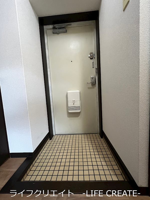 玄関　写真は601号室