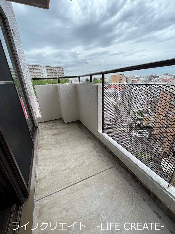 バルコニー　写真は601号室