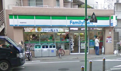 コンビニ　ファミリーマート経堂駅西店（コンビニ）まで74m