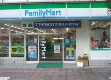 コンビニ　ファミリーマート 西ヶ丘一丁目店（コンビニ）まで207m