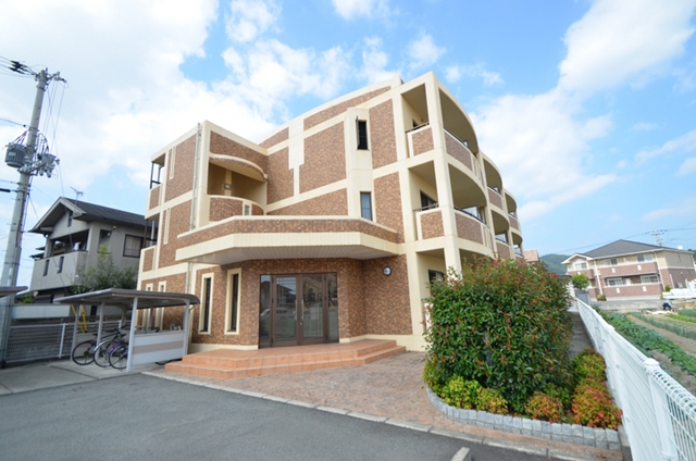 建物外観　三階建て、綺麗な外観です☆