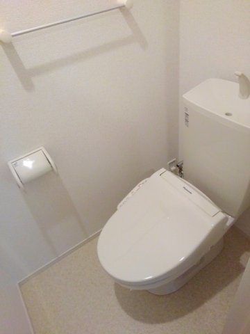 トイレ　落ち着いた色調のトイレです