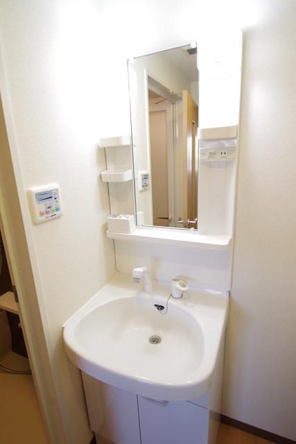 洗面設備　★鏡が大きく、小物置きがたくさんある独立洗面台★