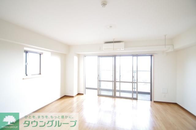 居室・リビング　★角部屋の2面採光で日当たり良好★