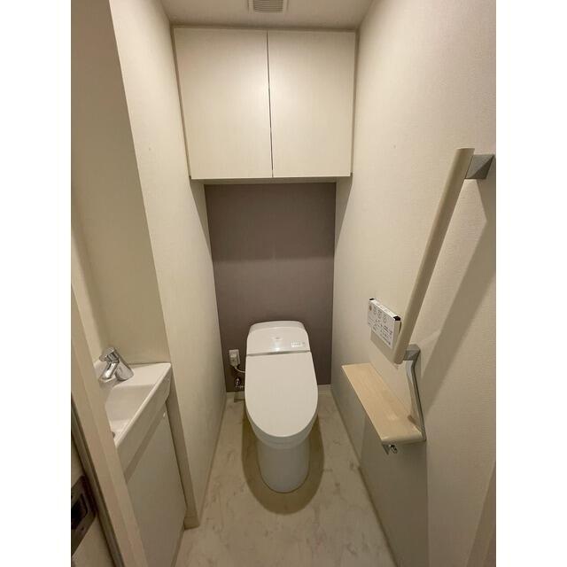 トイレ　すっきりとした印象のタンクレストイレです。