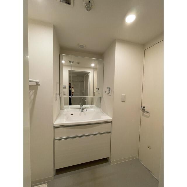 洗面設備　収納にも困らない独立洗面台です。