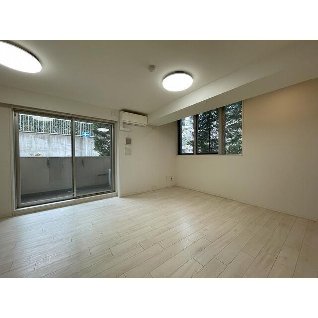 居室・リビング　明るい光が差し込む開放的なリビングです。