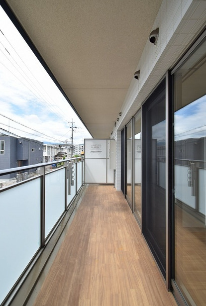 バルコニー　暖かな日差しのふりそそぐバルコニー