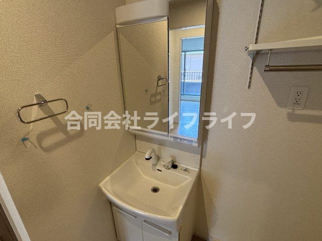 洗面設備　ゆったりとスペースのある洗面所