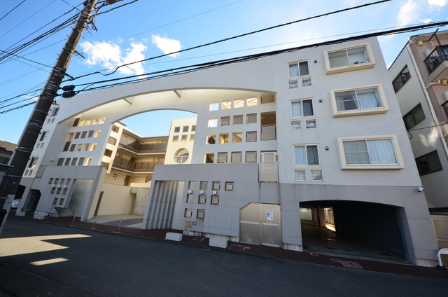 建物外観　～青い空、白い雲～