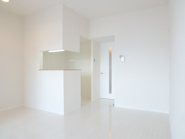 居室・リビング　402号室の写真になります。