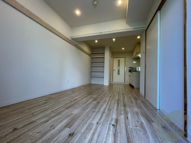 居室・リビング　リビングです。木目のフローリングが落ち着きますね。