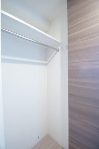 収納　ハンガーパイプ付きクローゼット