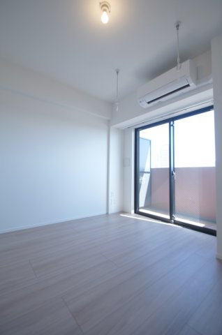 居室・リビング　落ち着いた色合いの床材を使用した居住空間です。