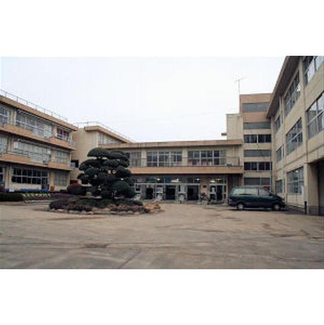 小学校　牛久市立岡田小学校（小学校）まで1700m