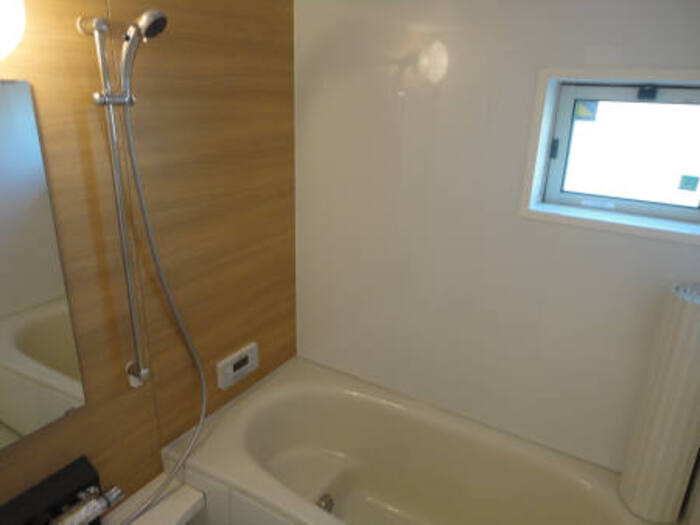 バス・シャワールーム　追炊機能、浴室に窓があります