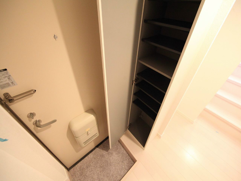 玄関　玄関　シューズボックス付（収納充実してます）