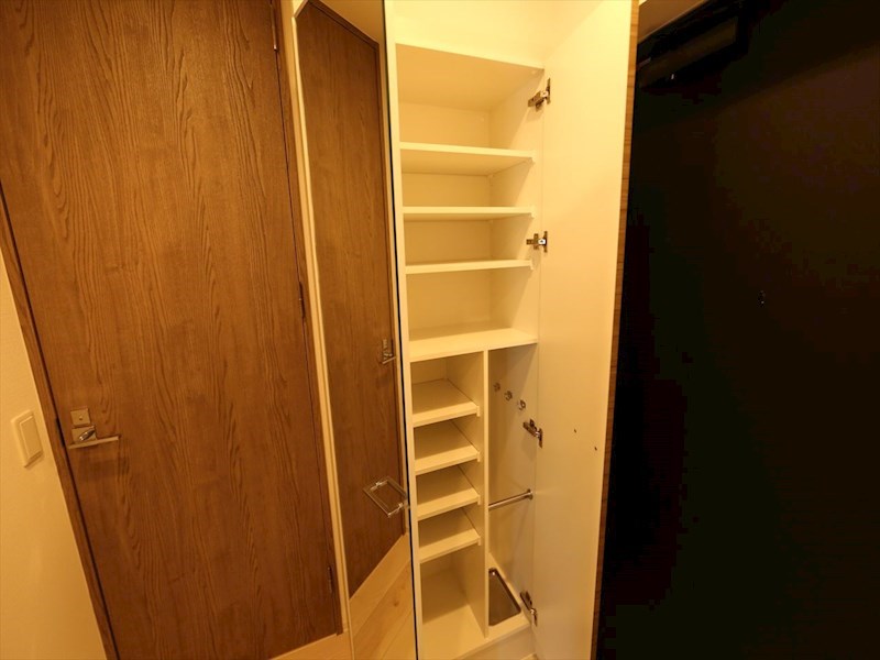 玄関　玄関　シューズボックス付（収納充実してます）