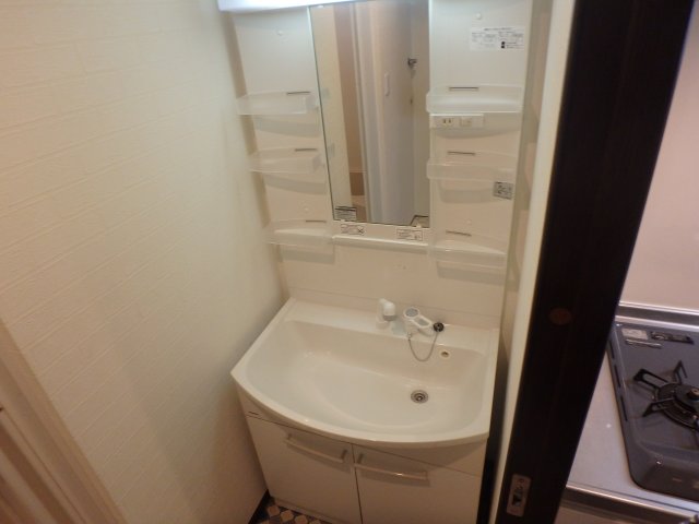 洗面設備　明るい洗面所です