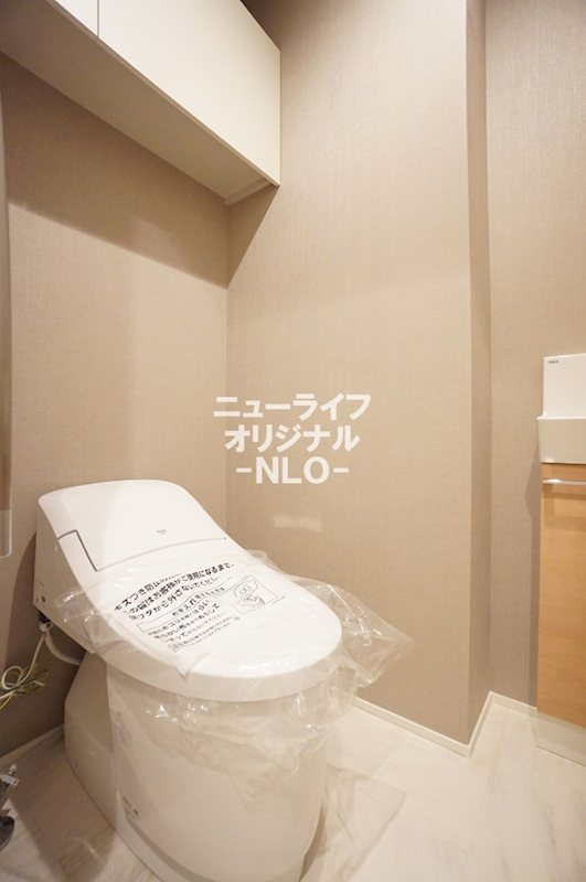 トイレ　スタイリッシュなタンクレストイレ。室内に手洗いシンクが付いて
