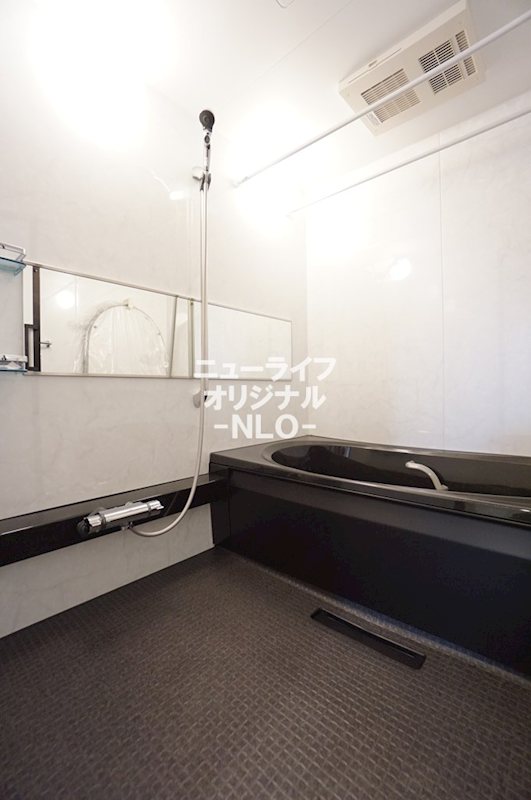 バス・シャワールーム　ラグジュアリーな黒いバスタブ。非日常的な空間でリラックス。