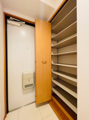 玄関　同マンション別部屋　参考写真