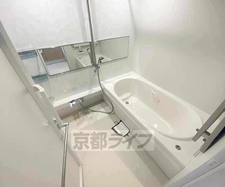 バス・シャワールーム　鏡のある便利なお風呂