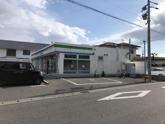コンビニ　ファミリーマート（コンビニ）まで1100m