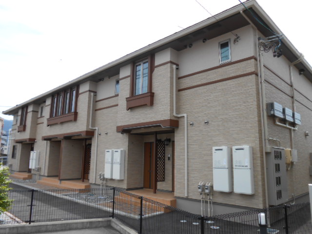 建物外観　建物玄関側（北面）を北西側より撮影