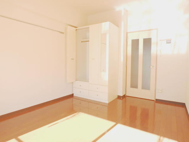 その他部屋・スペース　姿見付きのクローゼットがある６．５帖のお部屋！