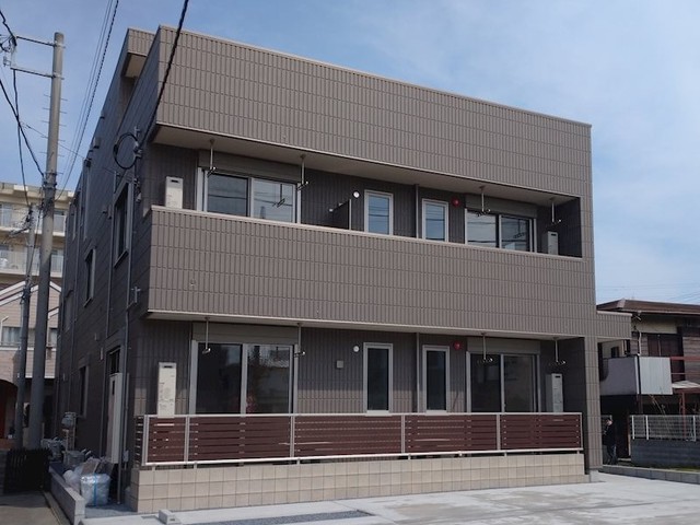 建物外観　３階建ての賃貸マンション