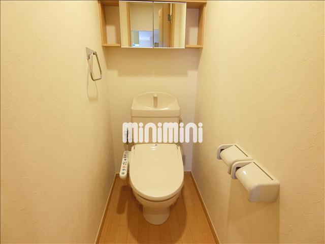 トイレ　温水洗浄便座付きのトイレです。